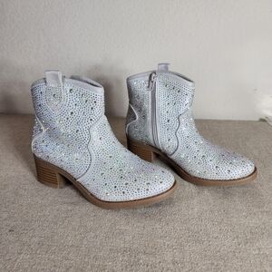 Limelight Kids Girls 3 Silver With Iridesent Rhinestone Boots